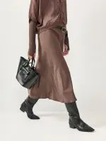 ⁦SATIN SKIRT | חום⁩ – תמונה ⁦2⁩