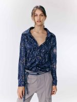 ⁦חולצת סאטן מקומטת | נייבי⁩ – תמונה ⁦5⁩