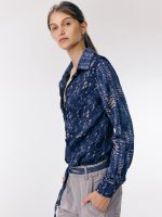 ⁦חולצת סאטן מקומטת | נייבי⁩ – תמונה ⁦2⁩