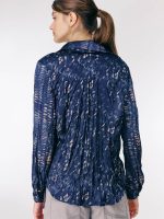 ⁦חולצת סאטן מקומטת | נייבי⁩ – תמונה ⁦3⁩