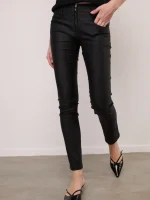 ⁦SKINNY CHINO PANTS | שחור מבריק⁩ – תמונה ⁦4⁩