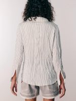 ⁦SATIN SHIRT | בז׳ פסים⁩ – תמונה ⁦2⁩