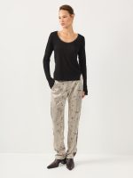 ⁦ROUND T-SHIRT | שחור⁩ – תמונה ⁦4⁩