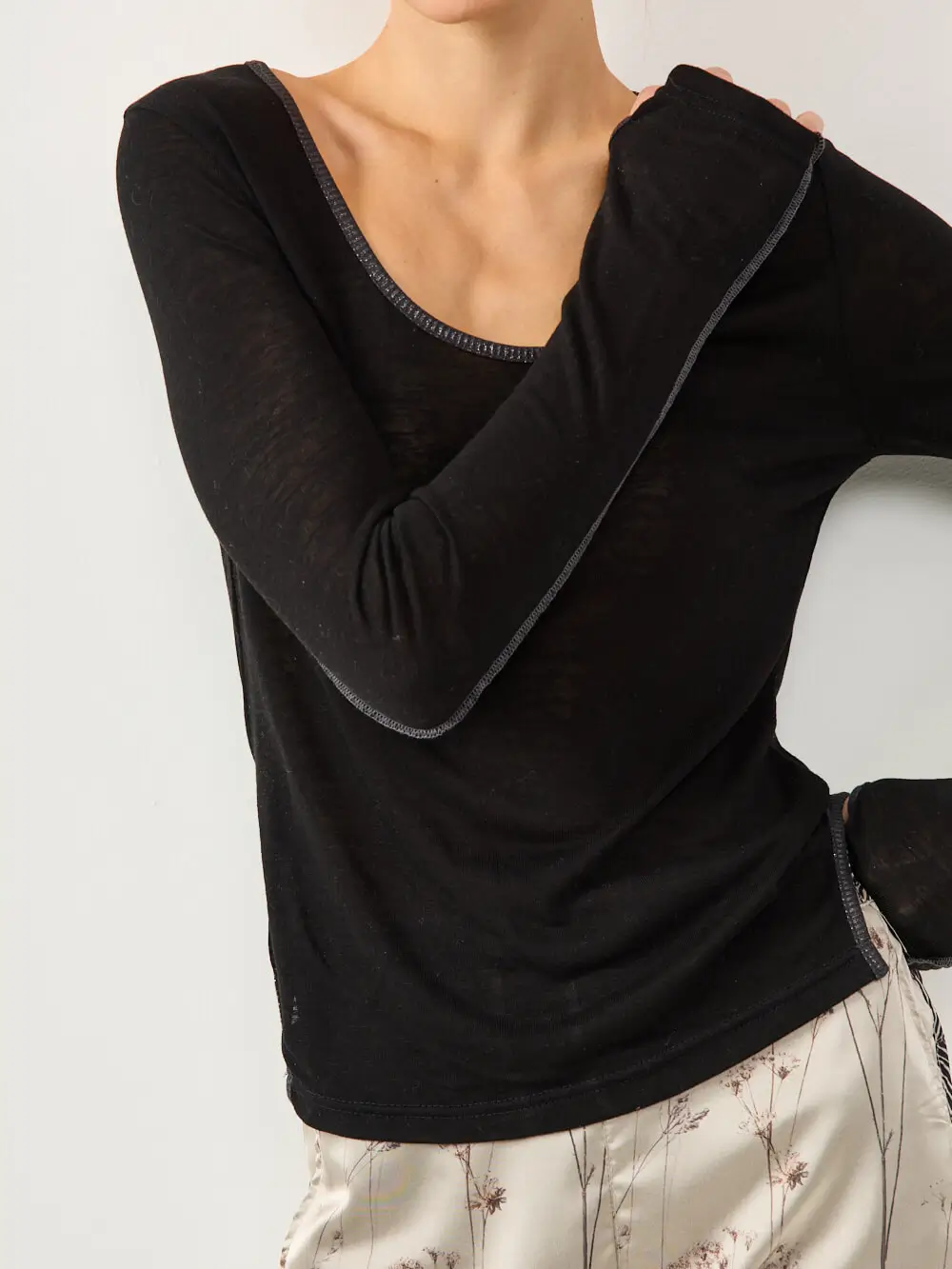 0054 noa 10.10.250088 ROUND T-SHIRT | שחור – תמונה 5