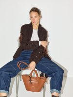 ⁦COZY ART CARDIGAN | חום⁩ – תמונה ⁦2⁩