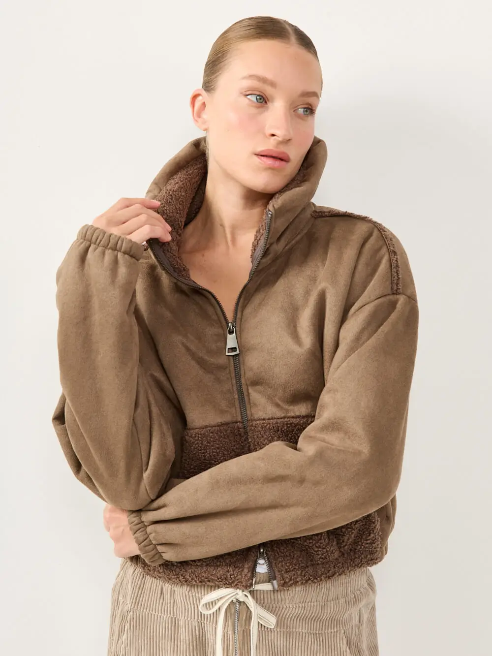 0674 noa 10.10.250744 BOUCLE PUFF JACKET | חום – תמונה 1