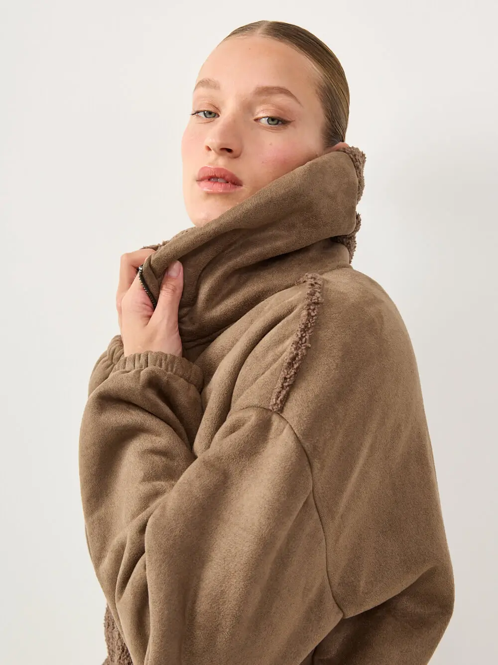 0679 noa 10.10.250749 BOUCLE PUFF JACKET | חום – תמונה 3