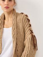 ⁦COZY ART CARDIGAN | מוקה⁩ – תמונה ⁦4⁩