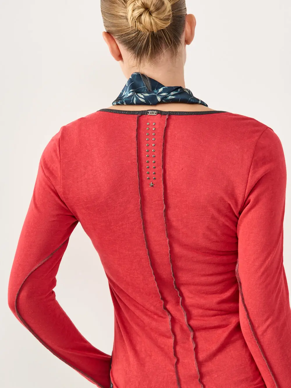 0938 noa 10.10.251028 ROUND T-SHIRT | אדום – תמונה 5