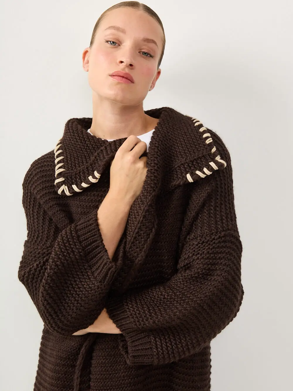 1226 noa 10.10.251339 LONG COZY ART CARDIGAN | חום – תמונה 1