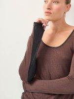 ⁦ROUND T-SHIRT | חום⁩ – תמונה ⁦3⁩