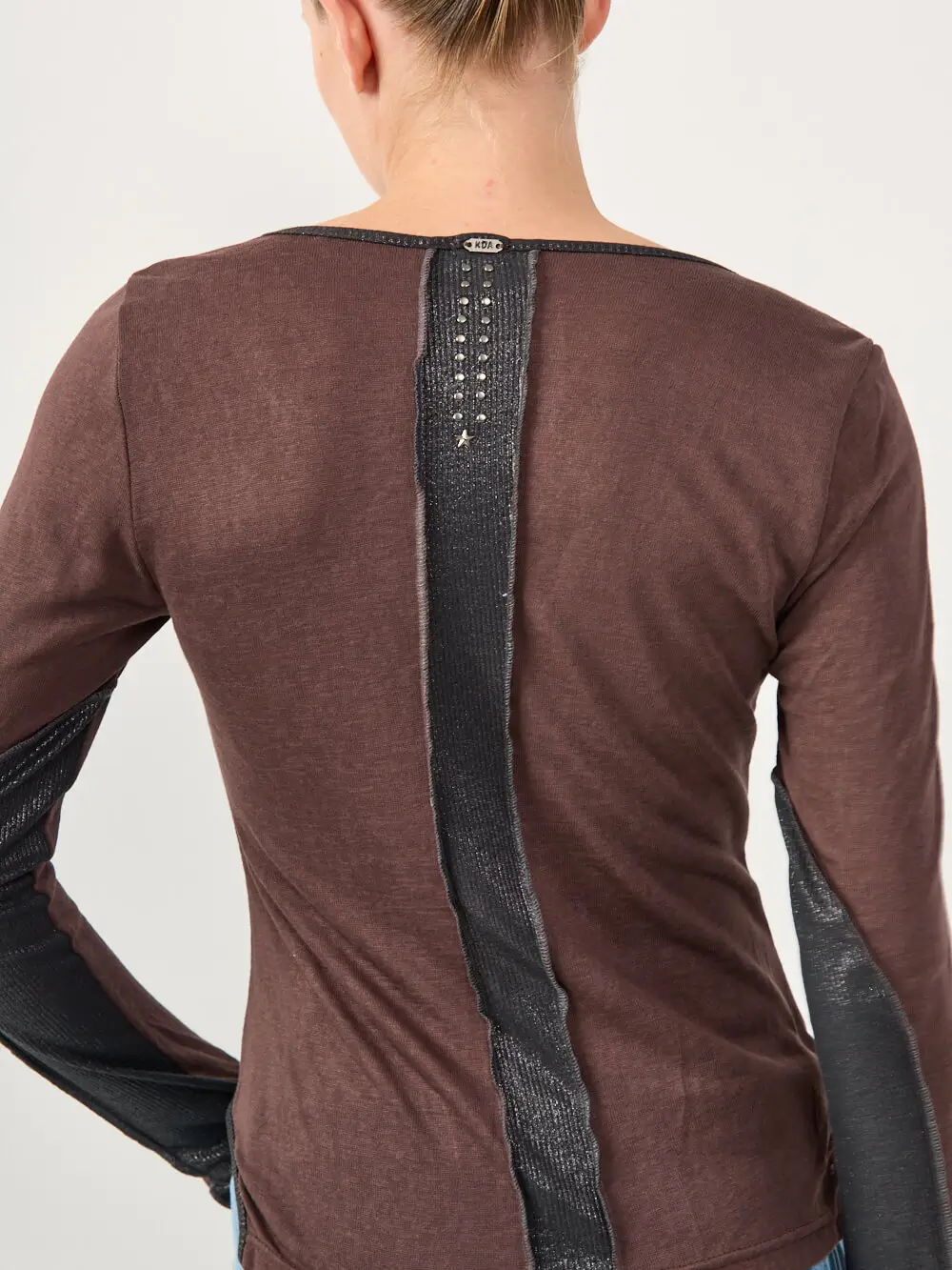 3348 noa 10.10.253595 ROUND T-SHIRT | חום – תמונה 8