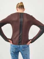 ⁦ROUND T-SHIRT | חום⁩ – תמונה ⁦4⁩