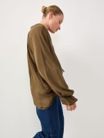 ⁦SATIN TIE SHIRT | חום כהה⁩ – תמונה ⁦3⁩