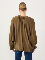 ⁦SATIN TIE SHIRT | חום כהה⁩ – תמונה ⁦5⁩
