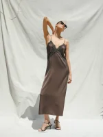 ⁦LACE DRESS | חום⁩ – תמונה ⁦3⁩