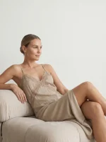 ⁦LACE DRESS | בז'⁩ – תמונה ⁦4⁩