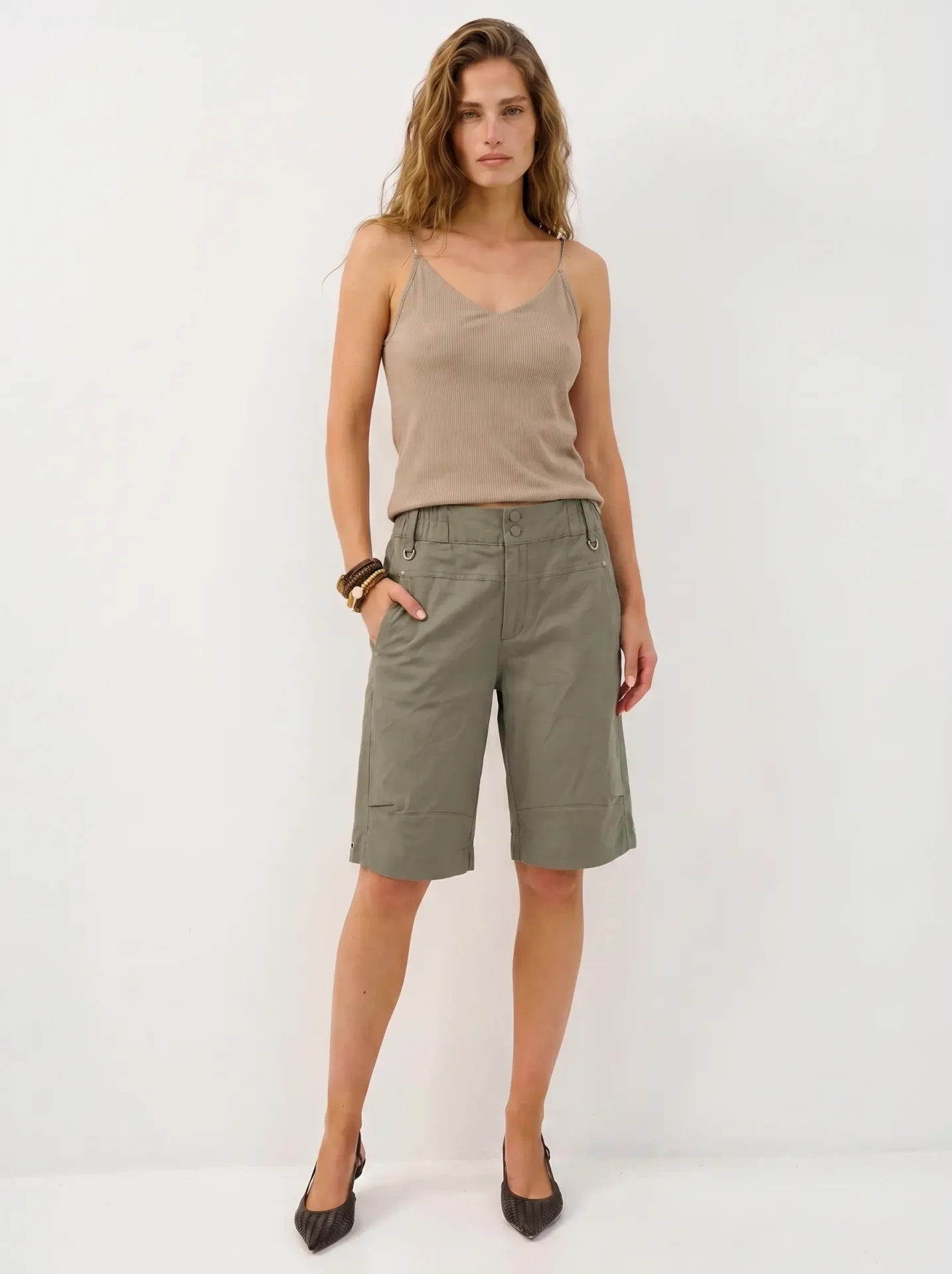 studionoa_ss26_16 BERMUDA COOL PANTS | זית – תמונה 1