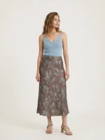 ⁦SATIN SKIRT | חום בהיר⁩ – תמונה ⁦3⁩