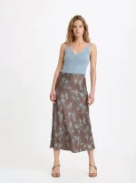 ⁦SATIN SKIRT | חום בהיר⁩ – תמונה ⁦2⁩
