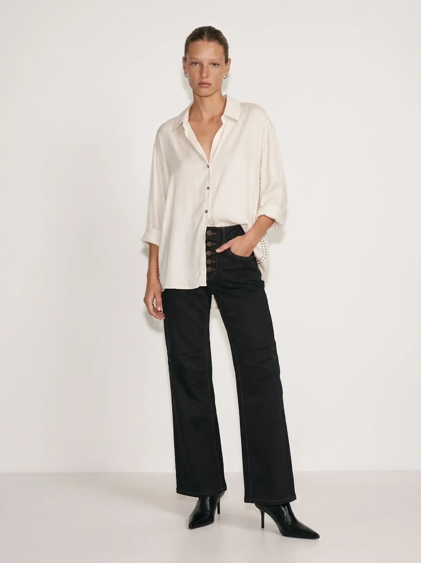 studionoa-FW27-3 SATIN STUDS SHIRT | שמנת – תמונה 1