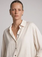 ⁦SATIN STUDS SHIRT | שמנת⁩ – תמונה ⁦3⁩