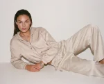 ⁦NOA'S SATIN HOODIE | בז׳⁩ – תמונה ⁦3⁩