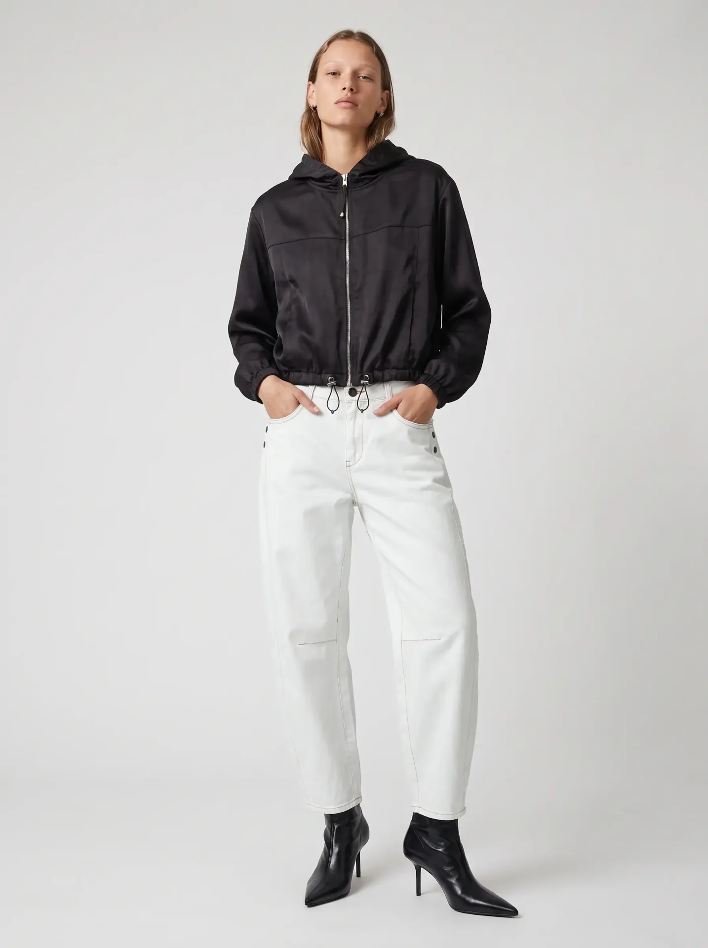 hf_20261006_160554_1319015a-8971-4c7f-a726-48949c298914 NOA'S SATIN HOODIE | שחור – תמונה 1